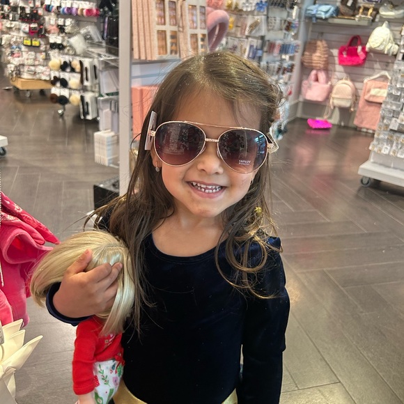 Meet your Posher, Lucia - Picture 3 of 3